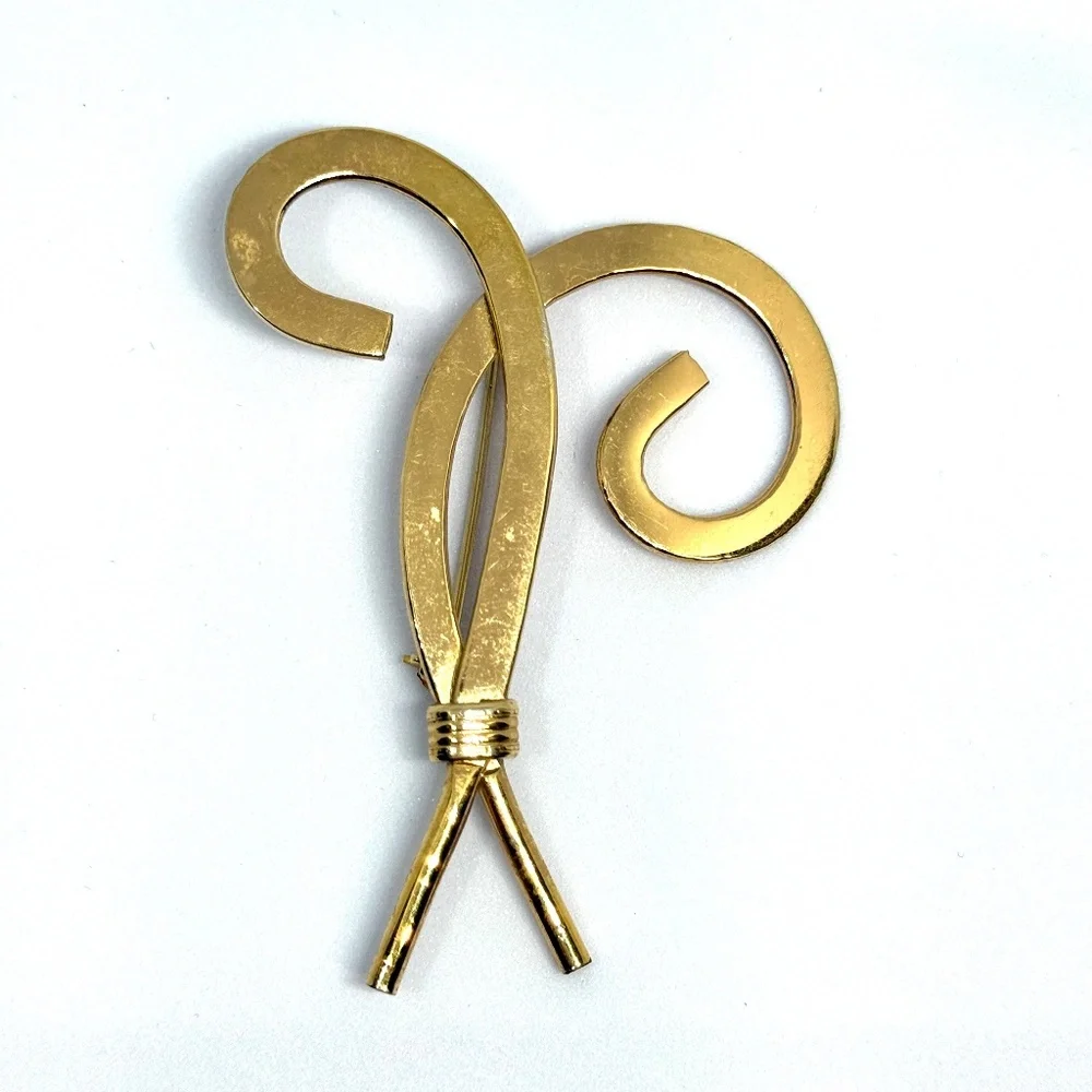 Gold Metal‎ Brooch